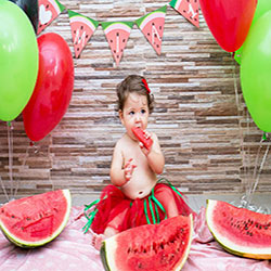 عکس کودک برای شب یلدا با هندوانه