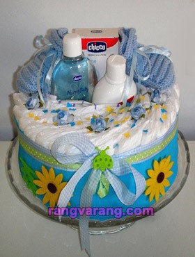Decorate a boy's diaper cake