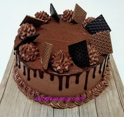 کیک شکلاتی با تزیین زیبا و ساده