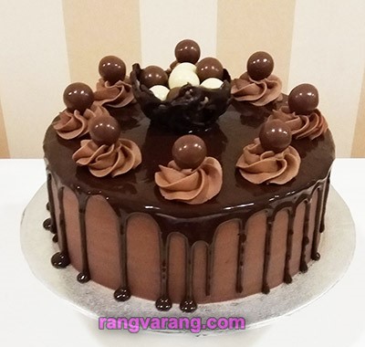 کیک شکلاتی با تزیین شیک و راحت