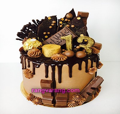 کیک شکلاتی با تزیین خامه شکلاتی 